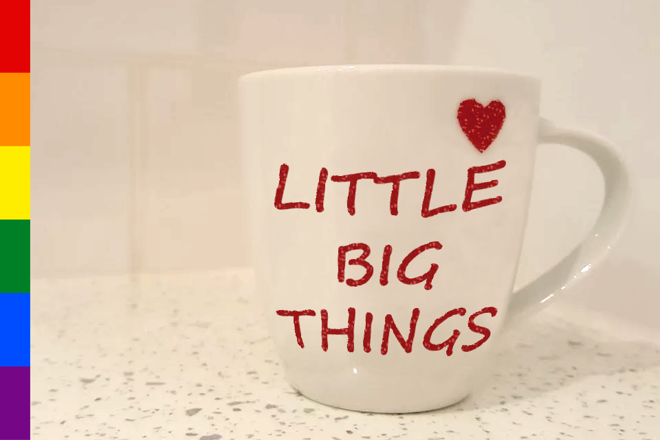 Mug with text: 'Little big things'.